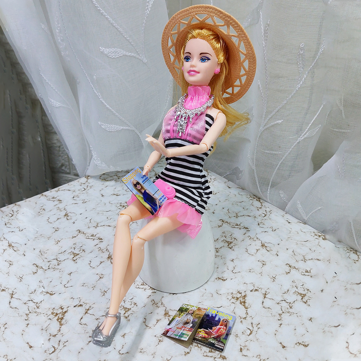 Miniatura 2 de Muñeca Articulada Viajera Collar HB041